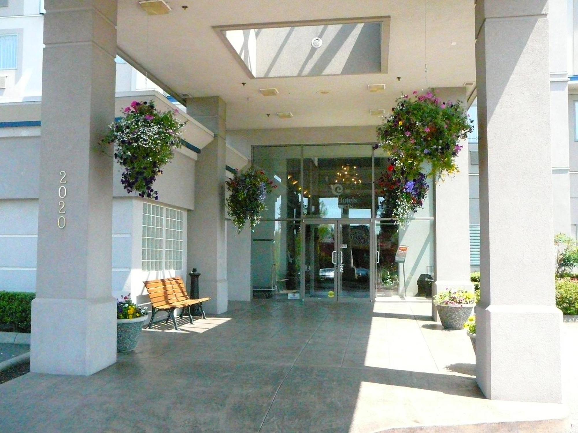 Coast Abbotsford Hotel & Suites Buitenkant foto