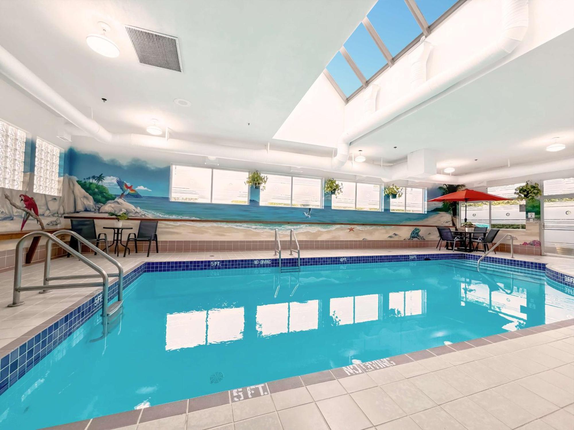 Coast Abbotsford Hotel & Suites Buitenkant foto
